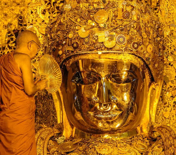 The senior monk wash Mahamuni Buddha — Stock Photo, Image