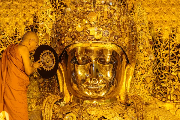 Äldre munk tvätta mahamuni buddha — Stockfoto