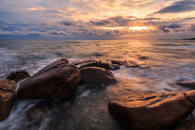 günbatımı rocks beach üzerinde