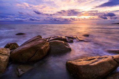 günbatımı rocks beach üzerinde