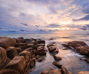 günbatımı rocks beach üzerinde