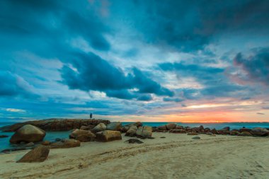 günbatımı rocks beach üzerinde