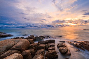 günbatımı rocks beach üzerinde