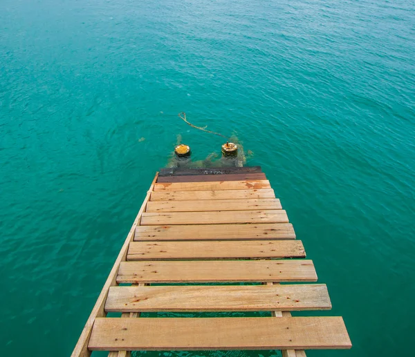 Holzbrücke ins Meer — Stockfoto