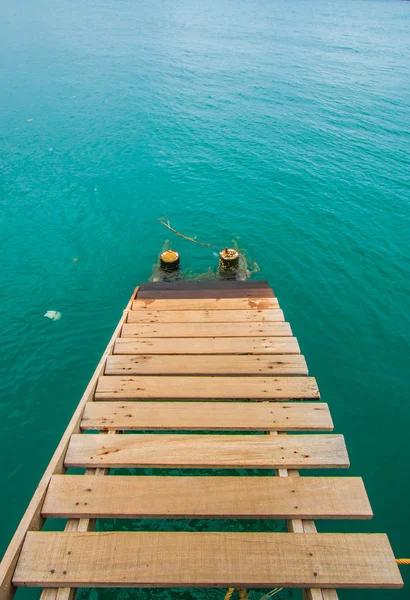 Houten brug naar de zee — Stockfoto