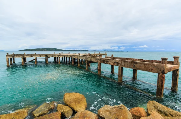 Houten brug naar de zee — Stockfoto