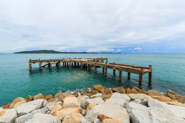 Holzbrücke ins Meer — Stockfoto