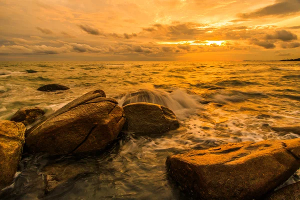 Západ slunce nad skály beach — Stock fotografie