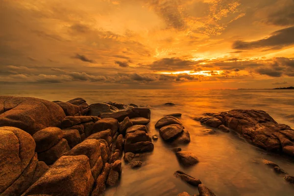 Pôr do sol sobre rochas praia — Fotografia de Stock