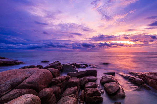 Zonsondergang over rotsen strand — Stockfoto