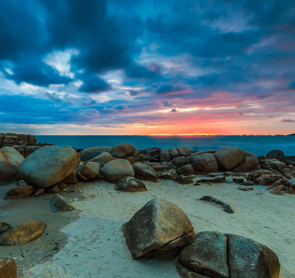 Solnedgång över rocks beach — Stockfoto