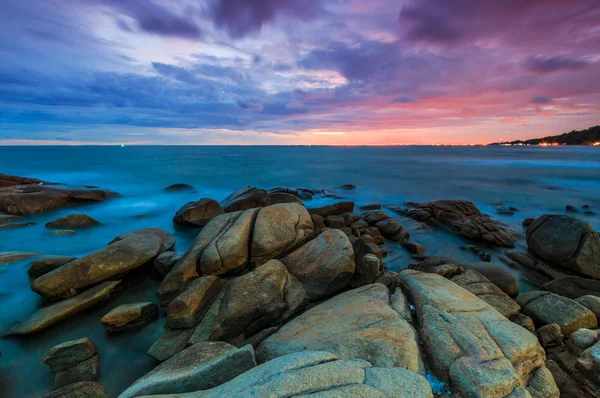 Sunset over rocks beach — Stock Photo, Image