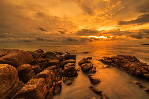 Sunset over rocks beach Royalty Free Stock Photos