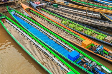 Inle Gölü tekneler