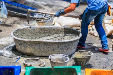 İnşaat işçileri ile çimento