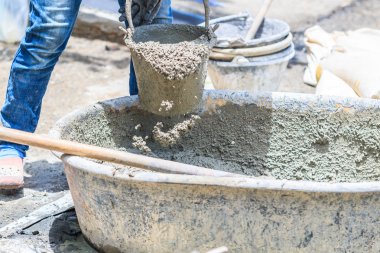 İnşaat işçileri ile çimento