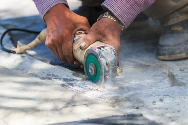 Werknemers in de bouw slijpen — Stockfoto