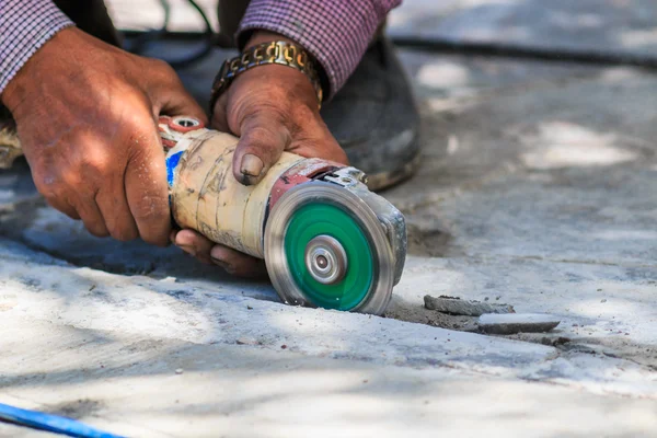 Werknemers in de bouw slijpen — Stockfoto