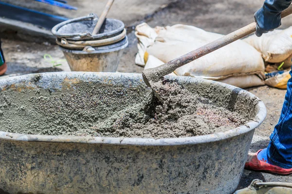 Werknemers in de bouw met cement — Stockfoto