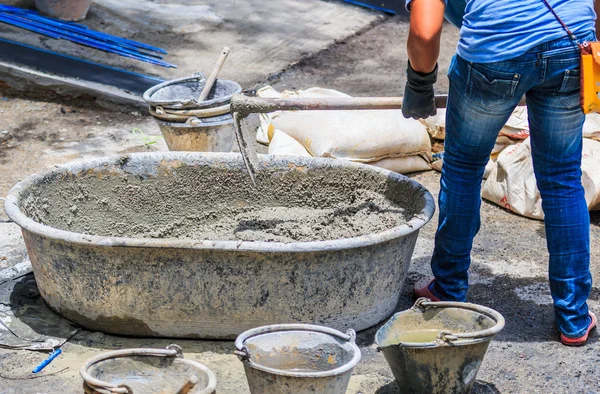 İnşaat işçileri ile çimento — Stok fotoğraf