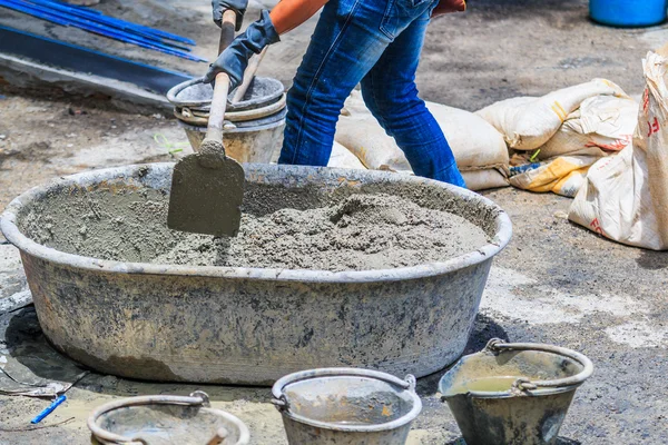 İnşaat işçileri ile çimento — Stok fotoğraf