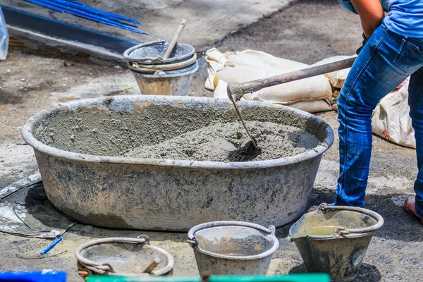 Byggnadsarbetare med cement — Stockfoto