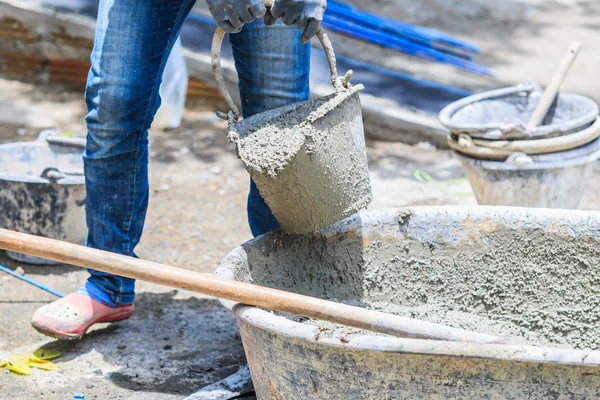 Werknemers in de bouw met cement — Stockfoto