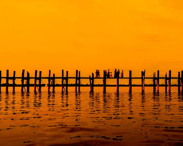 U bein most, Taungthaman jezero, Amarapura, Barma. — Stock fotografie