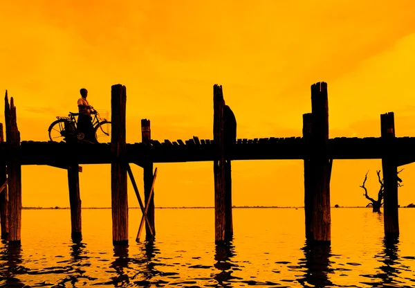 U-Bein-Brücke, Taungthaman-See, Amarapura, Burma. — Stockfoto