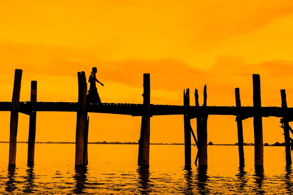 U-Bein-Brücke, Taungthaman-See, Amarapura, Burma. — Stockfoto