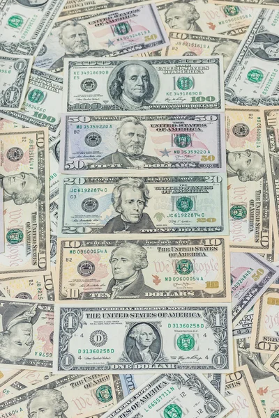 Доллары накапливаются на фоне — стоковое фото