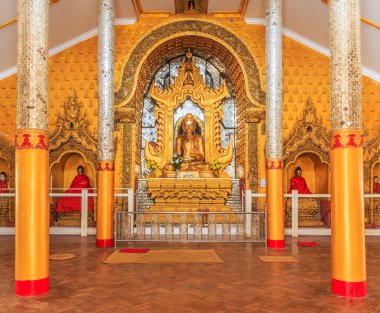 Altın Buddha statu