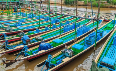 Inle Gölü içinde övünme