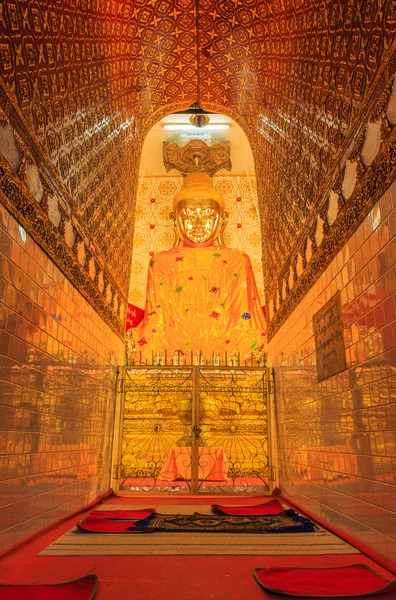 Golden Buddha statu — Stockfoto