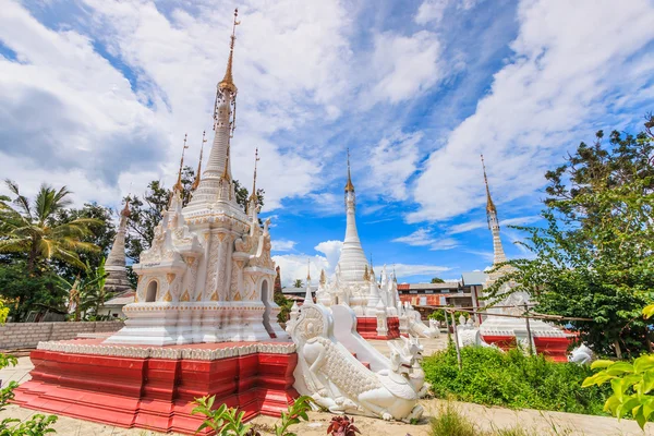 Pagode en stoepa Inlemeer — Stockfoto