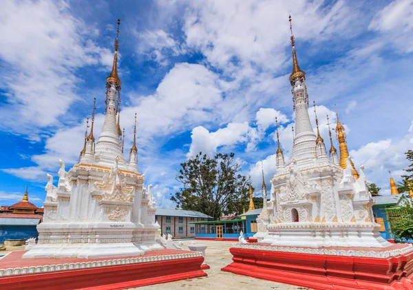 Pagoda ve stupa Inle Gölü — Stok fotoğraf