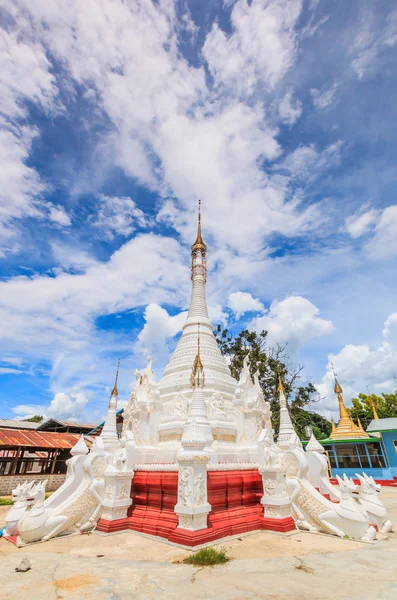 Pagode en stoepa Inlemeer — Stockfoto