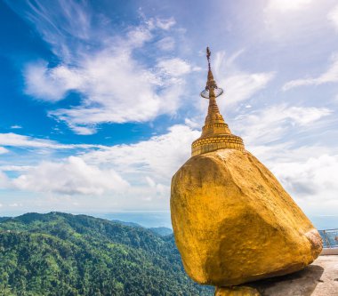 Kyaikhtiyo veya Kyaiktiyo pagoda, altın rock, Myanmar.