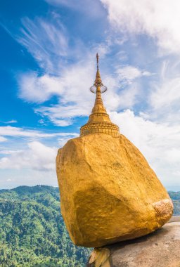 Kyaikhtiyo veya Kyaiktiyo pagoda, altın rock, Myanmar.