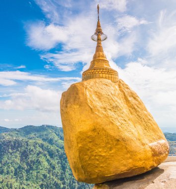 Kyaikhtiyo veya Kyaiktiyo pagoda, altın rock, Myanmar.