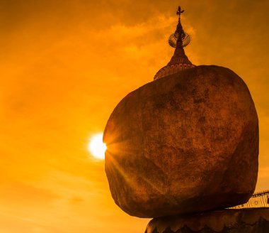 Kyaikhtiyo veya Kyaiktiyo pagoda, altın rock, Myanmar.