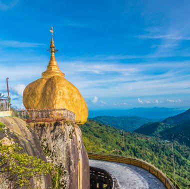 Kyaikhtiyo veya Kyaiktiyo pagoda, altın rock, Myanmar.