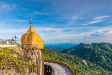 Kyaikhtiyo veya Kyaiktiyo pagoda, altın rock, Myanmar.