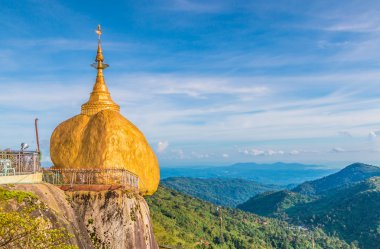 Kyaikhtiyo veya Kyaiktiyo pagoda, altın rock, Myanmar.