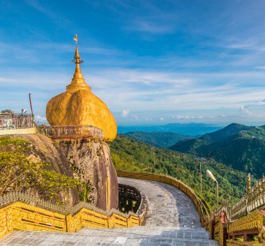 Kyaikhtiyo veya Kyaiktiyo pagoda, altın rock, Myanmar.