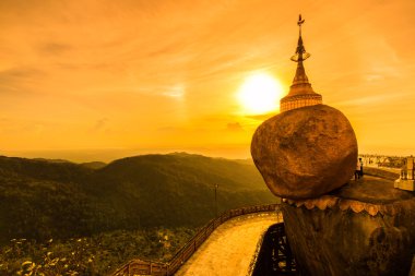Kyaikhtiyo veya Kyaiktiyo pagoda, altın rock, Myanmar.