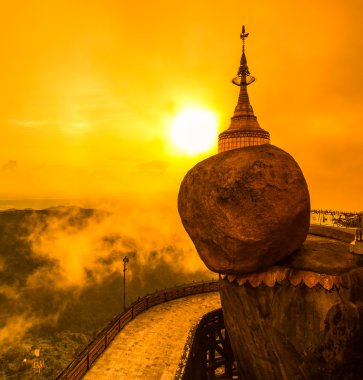 Kyaikhtiyo veya Kyaiktiyo pagoda, altın rock, Myanmar.