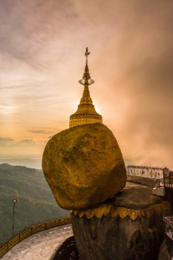 Kyaikhtiyo veya Kyaiktiyo pagoda, altın rock, Myanmar.