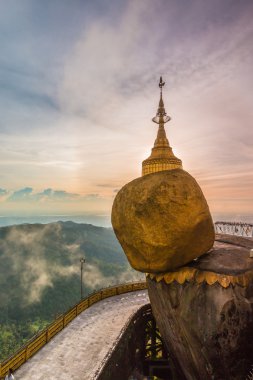 Kyaikhtiyo veya Kyaiktiyo pagoda, altın rock, Myanmar.