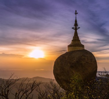 Kyaikhtiyo veya Kyaiktiyo pagoda, altın rock, Myanmar.